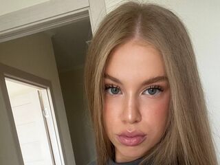 camslut fingering shaved pussy GinetteHartzheim