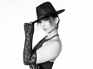 naughty camgirl masturbating with vibrator VeraBellucci