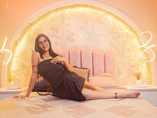 naked cam chat AishaCarpenter