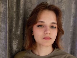 naughty camgirl masturbating with vibrator BeatrixBlumer