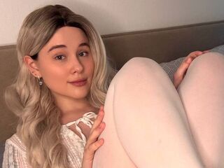 naked camgirl masturbating with vibrator DeluaMoon