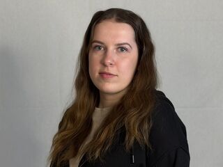 camslut fingering shaved pussy DeniseGriffin