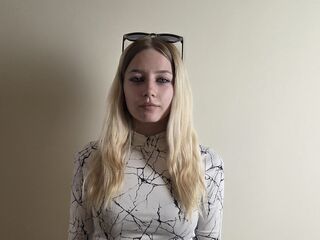 camgirl fingering shaved pussy EvelynReynaga