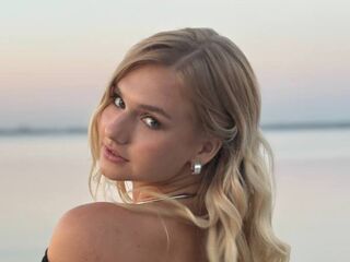 girl showing tits HelenPetrini