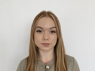 camgirl masturbating with dildo KenishaDiamond