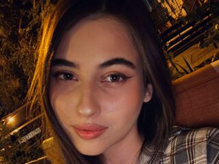 topless webcam girl LeiaFrost