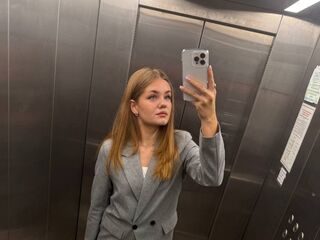 camslut showing pussy LizzieIacovino