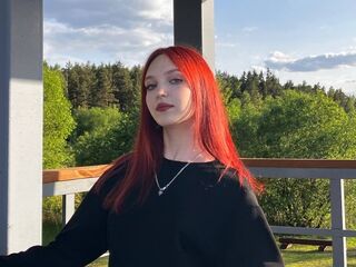 cam girl playing with vibrator MagaretMontie