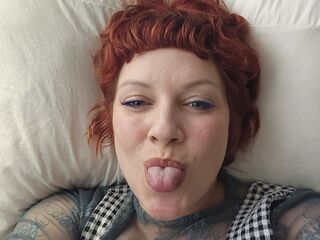 naked camgirl masturbating with dildo PoppyKryze