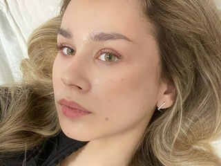 naughty camgirl masturbating with vibrator RoxanePoire