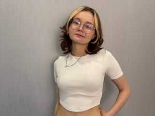 hot cam girl masturbating with vibrator ShemikaDestro