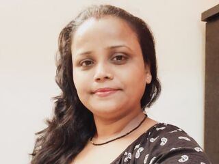 naughty cam girl fingering shaved pussy TanyaSharma