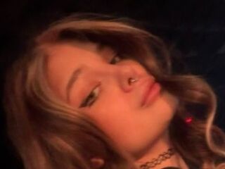 hot cam girl fingering shaved pussy ViolaKerelina